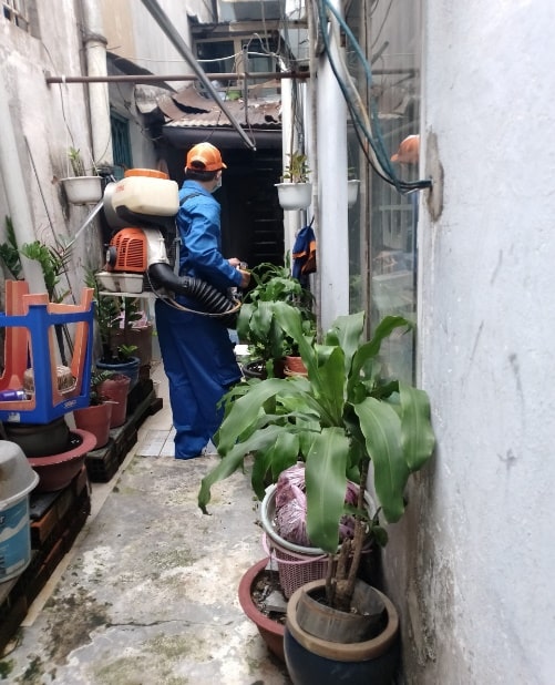 Trạm y tế phường 05 – Quận Tân Bình thực hiện phun hóa chất diệt lăng quăng, diệt muỗi phòng, chống dịch bệnh Sốt xuất huyết tại Khu Phố 1